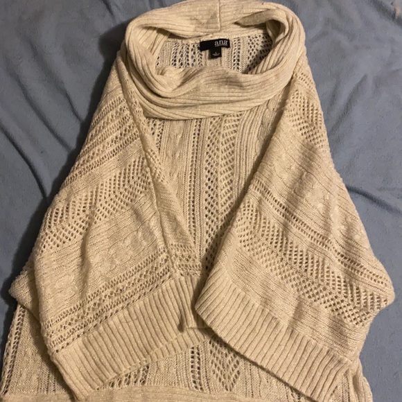 Cream colored short sleeve sparkle Cowell neck shirt - Picture 4 of 6